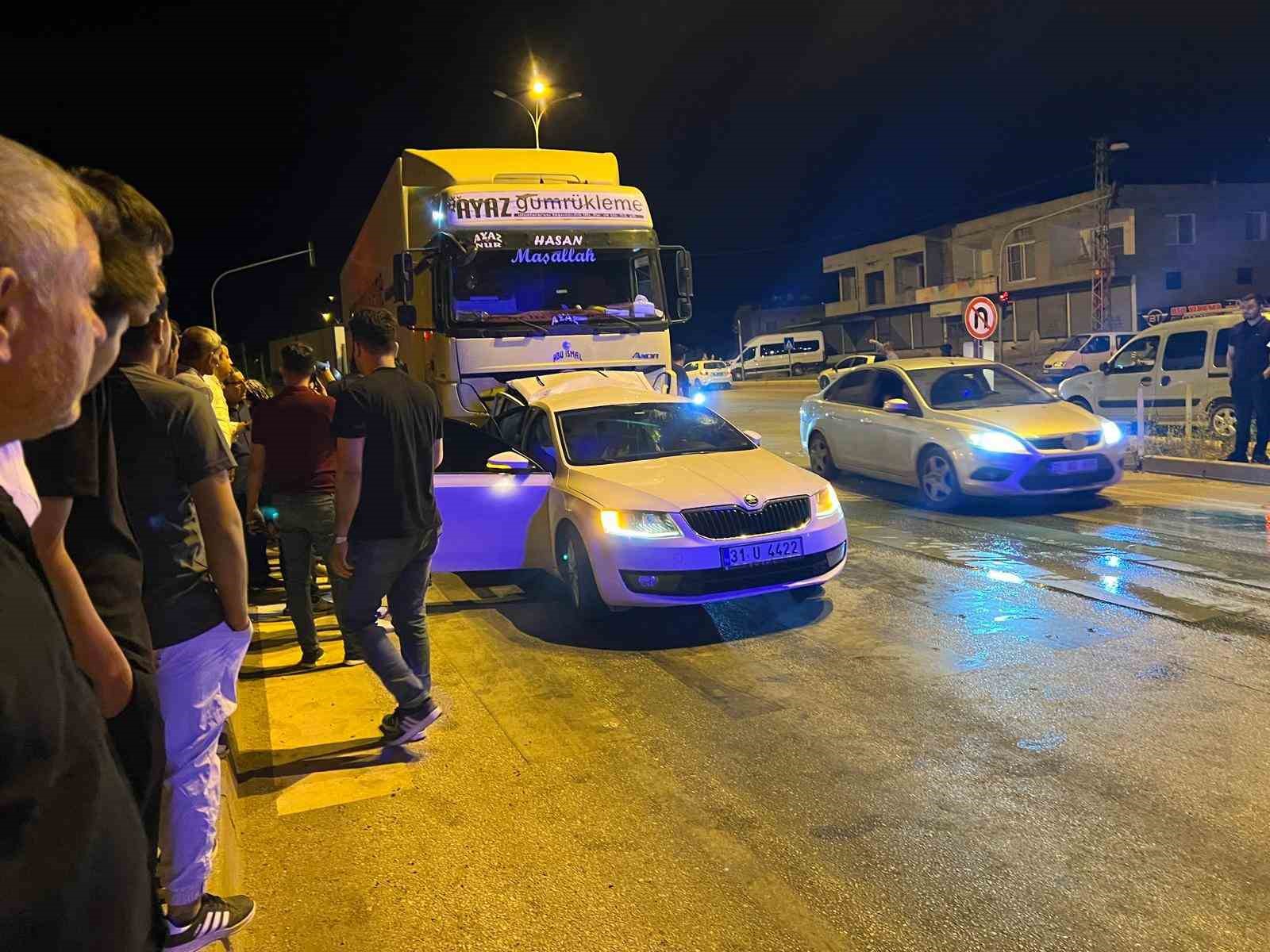 Tırla çarpışan otomobil demir yığınına döndü: 2 yaralı