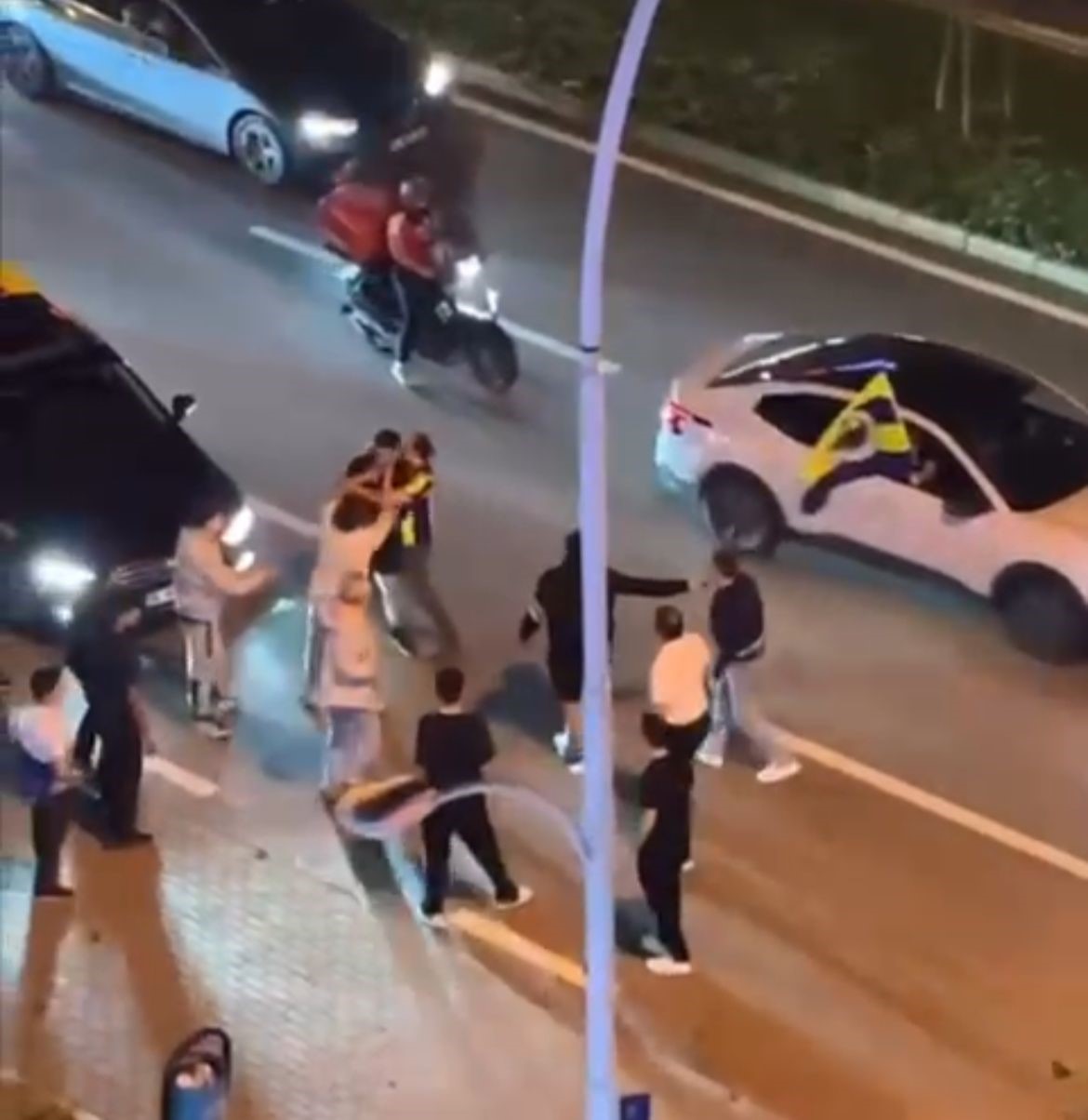 Şampiyonluk kutlamasında trafik durdu, yumruklar konuştu