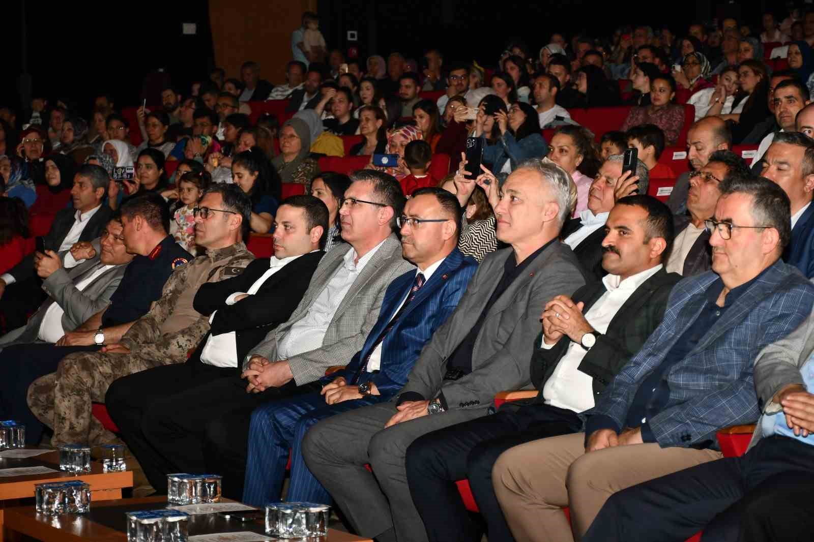 Başsavcı Korkmaz türkü söyledi, büyük alkış topladı