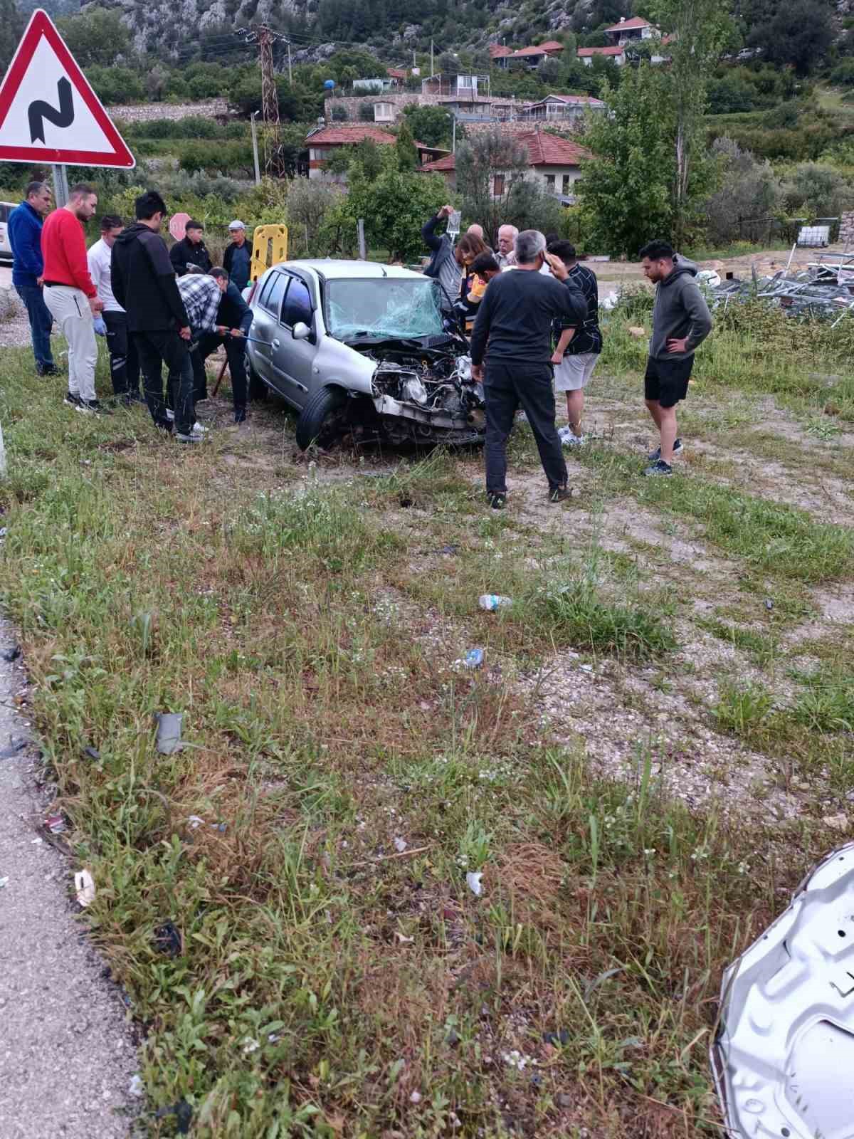 Isparta-Antalya karayolunda otomobil ile kamyon çarpıştı: 1 yaralı