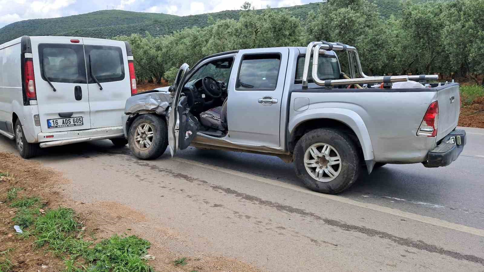 Minibüsle kamyonet çarpıştı: 2 yaralı