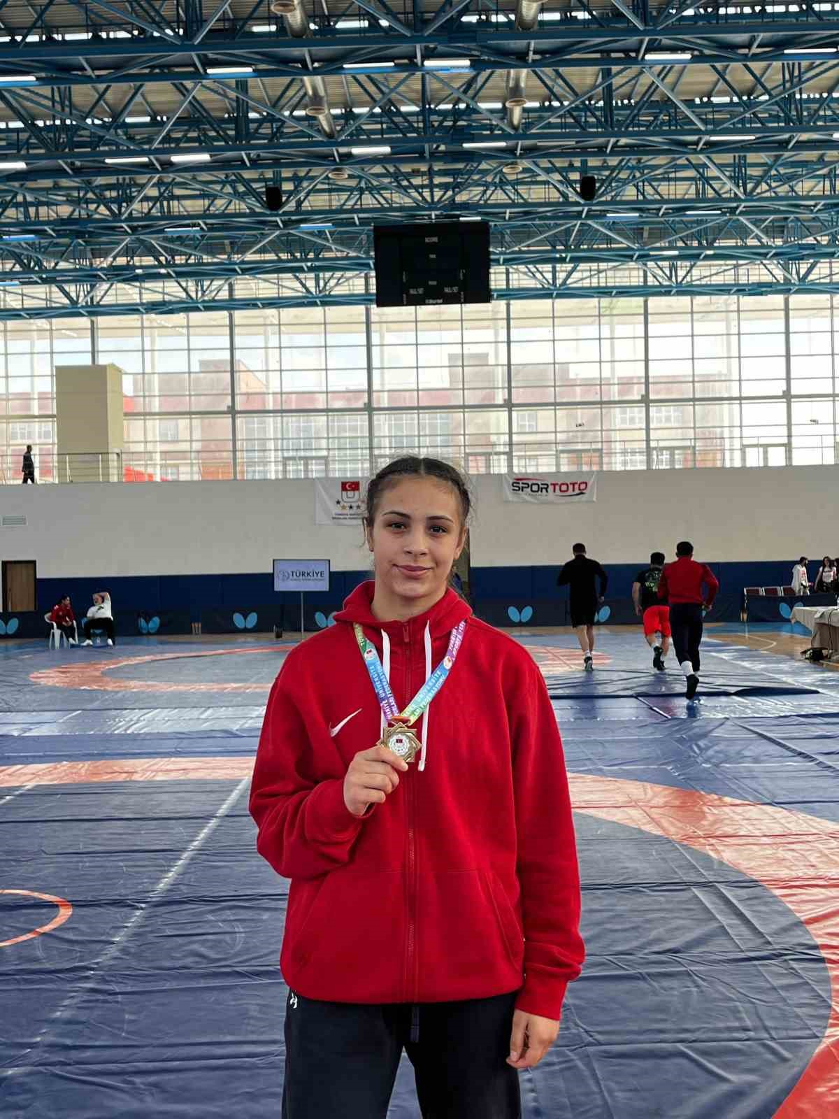 Afyonkarahisarlı güreş sporcusundan büyük başarı