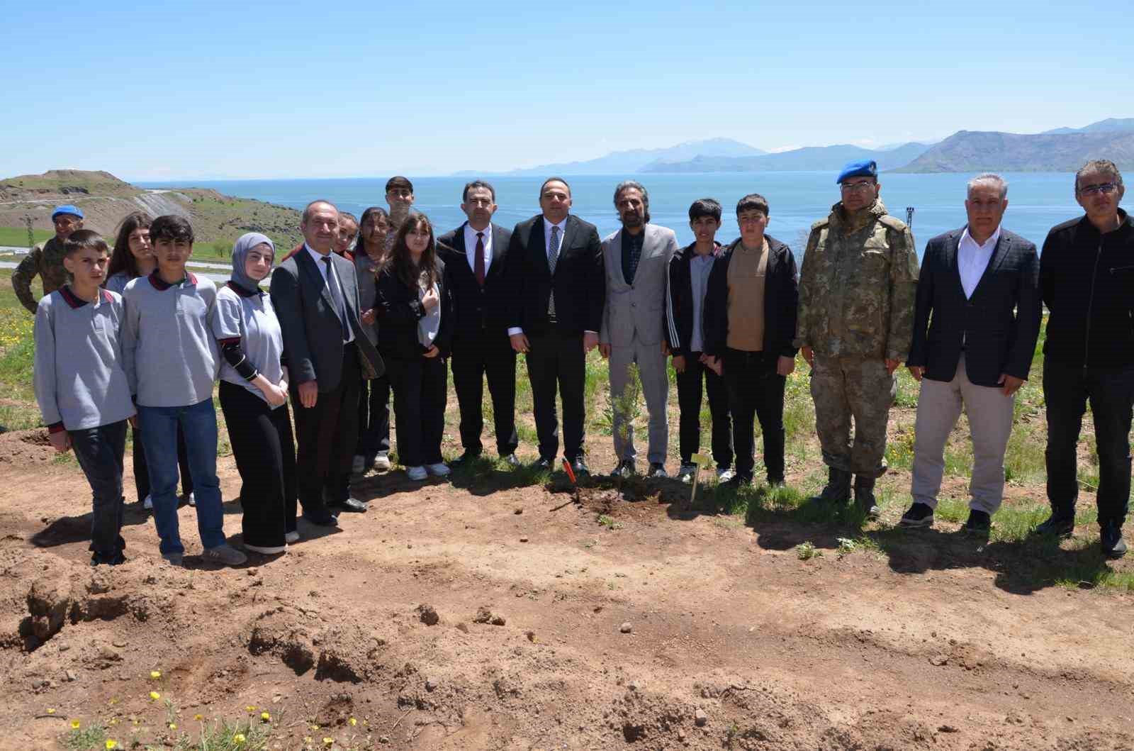 Tatvan’da fidanlar toprakla buluştu