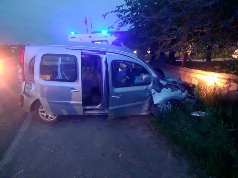 Siirt’te kamyon ile kamyonet çarpıştı: 6 yaralı