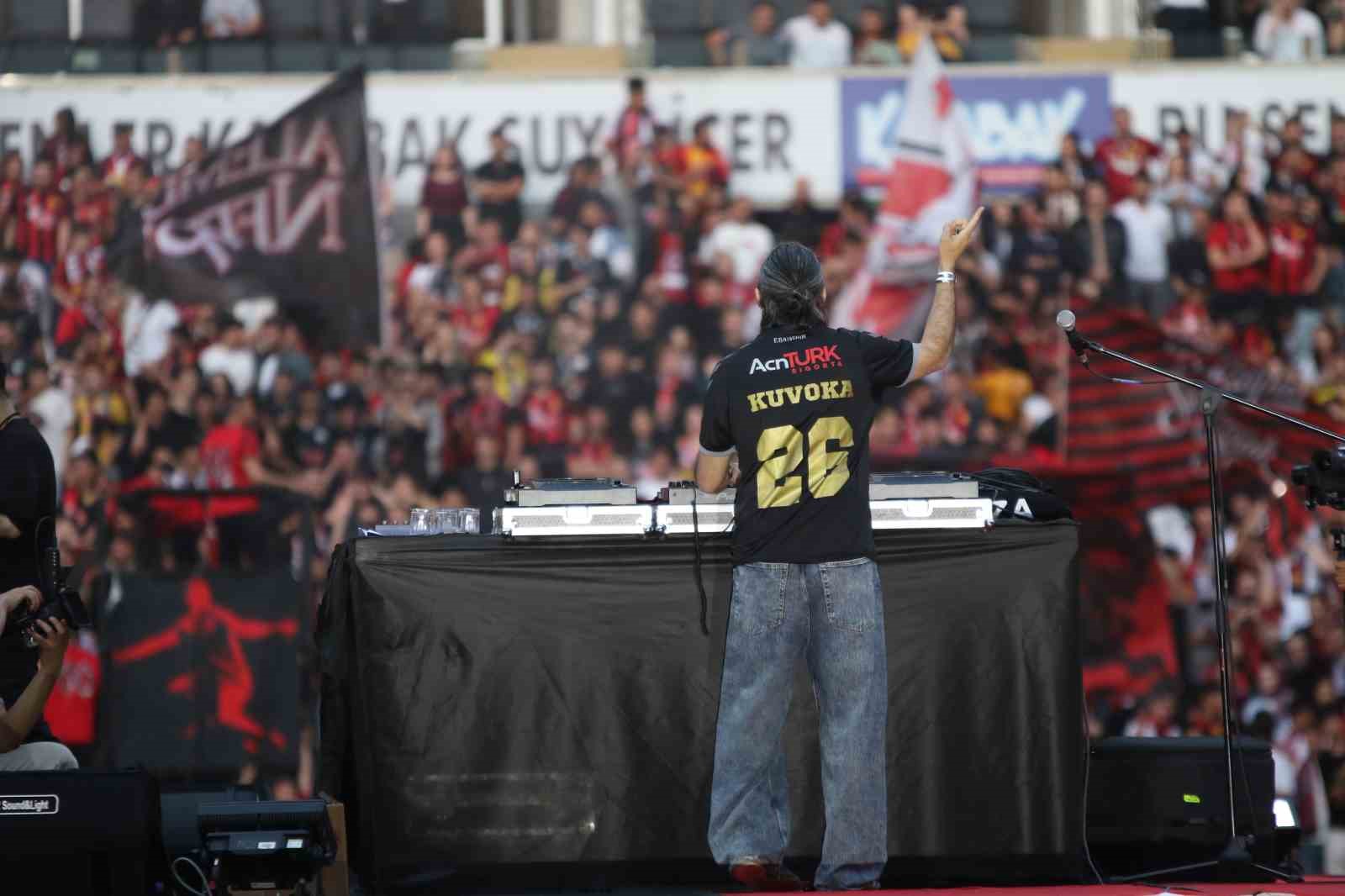 Şampiyonluğunu stadında kutlayan Eskişehirspor taraftarından siyah-kırmızı manzaralar