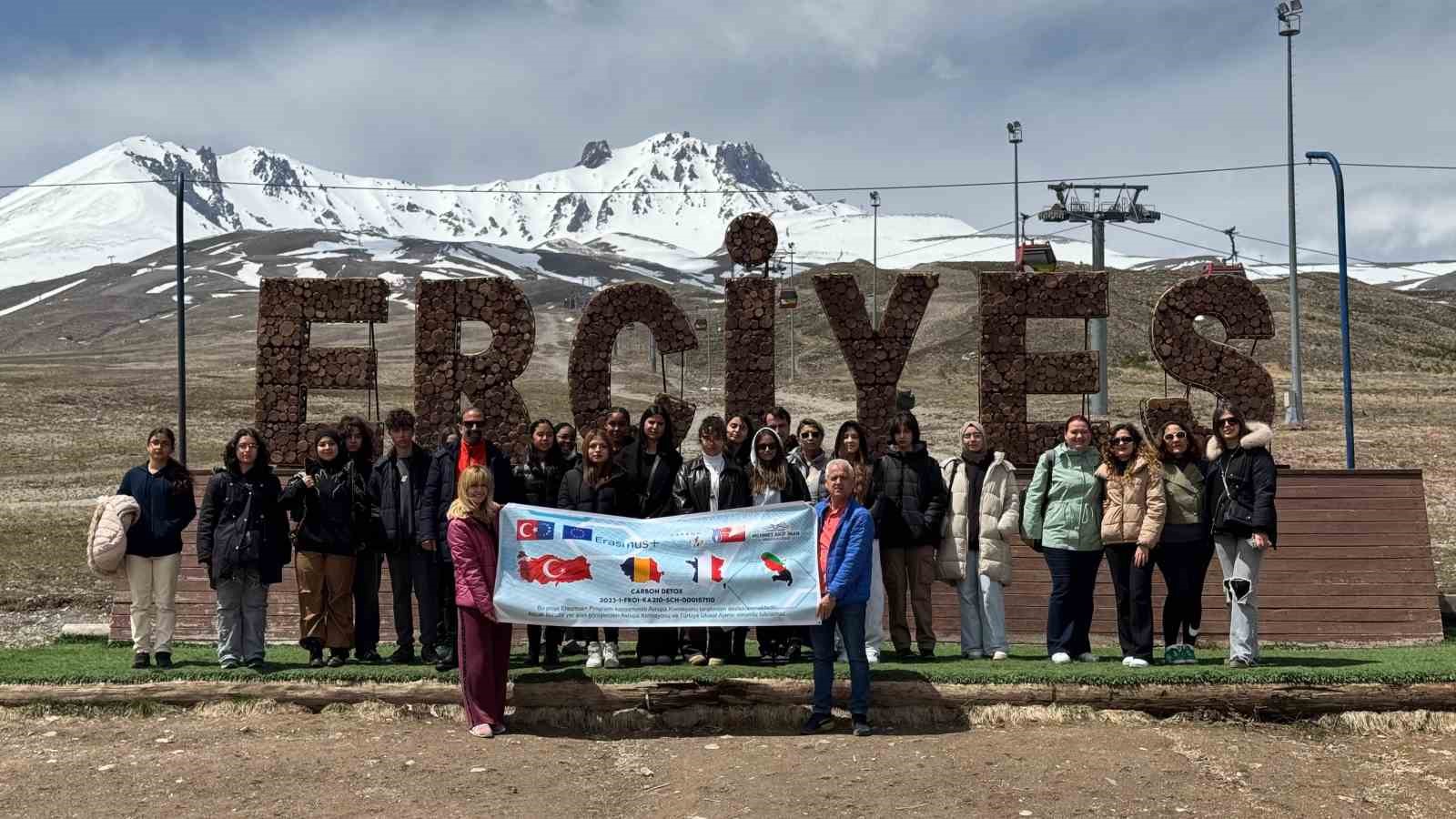 Erciyes, Romanya ve Karayipler’den gelen gençleri hayran bıraktı
