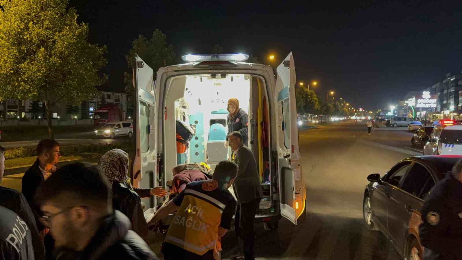 Otomobilin çarpıp kaçtığı 2 yaya ağır yaralandı
