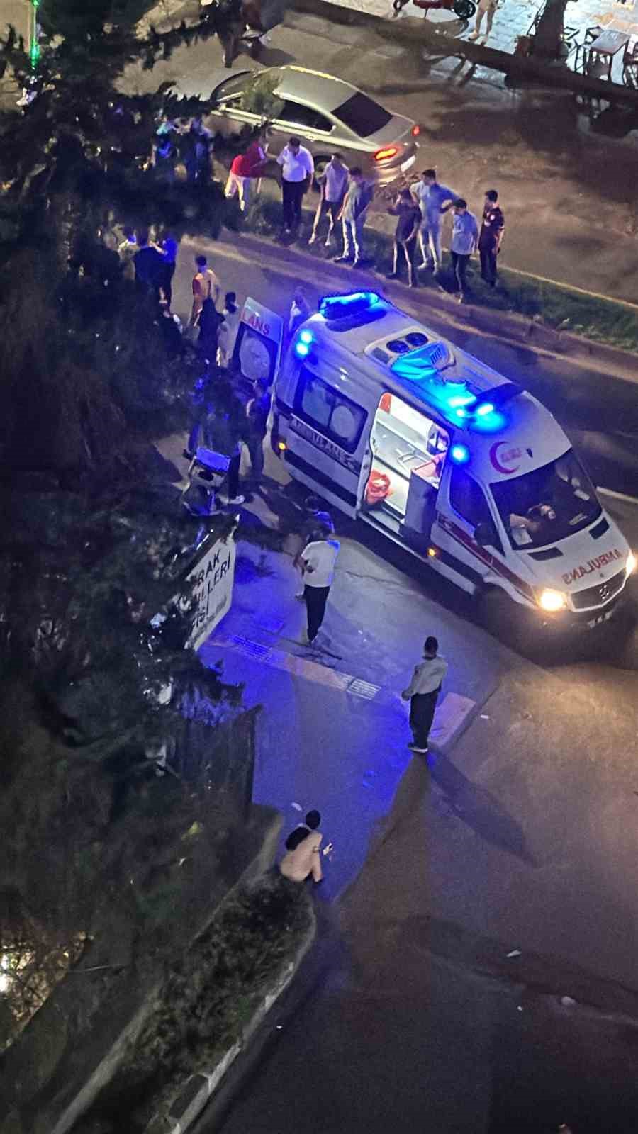 Diyarbakır’da motorkurye yayalara çarptı: 3 yaralı