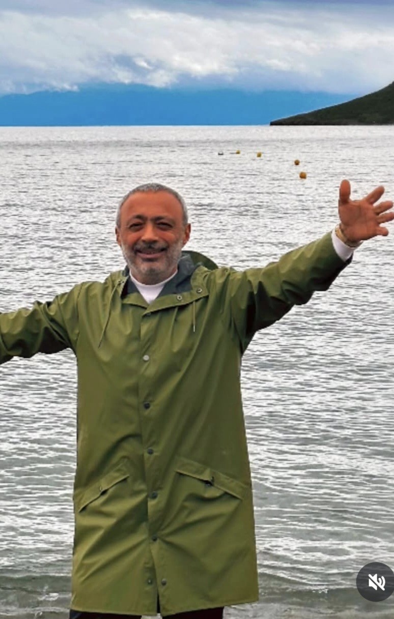 Ayağına ağırlık bağlayıp denize atladı