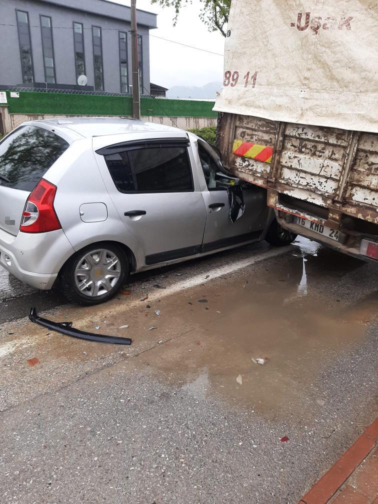 İnegöl’de yağışta kayan otomobil kamyona çarptı: 1 yaralı