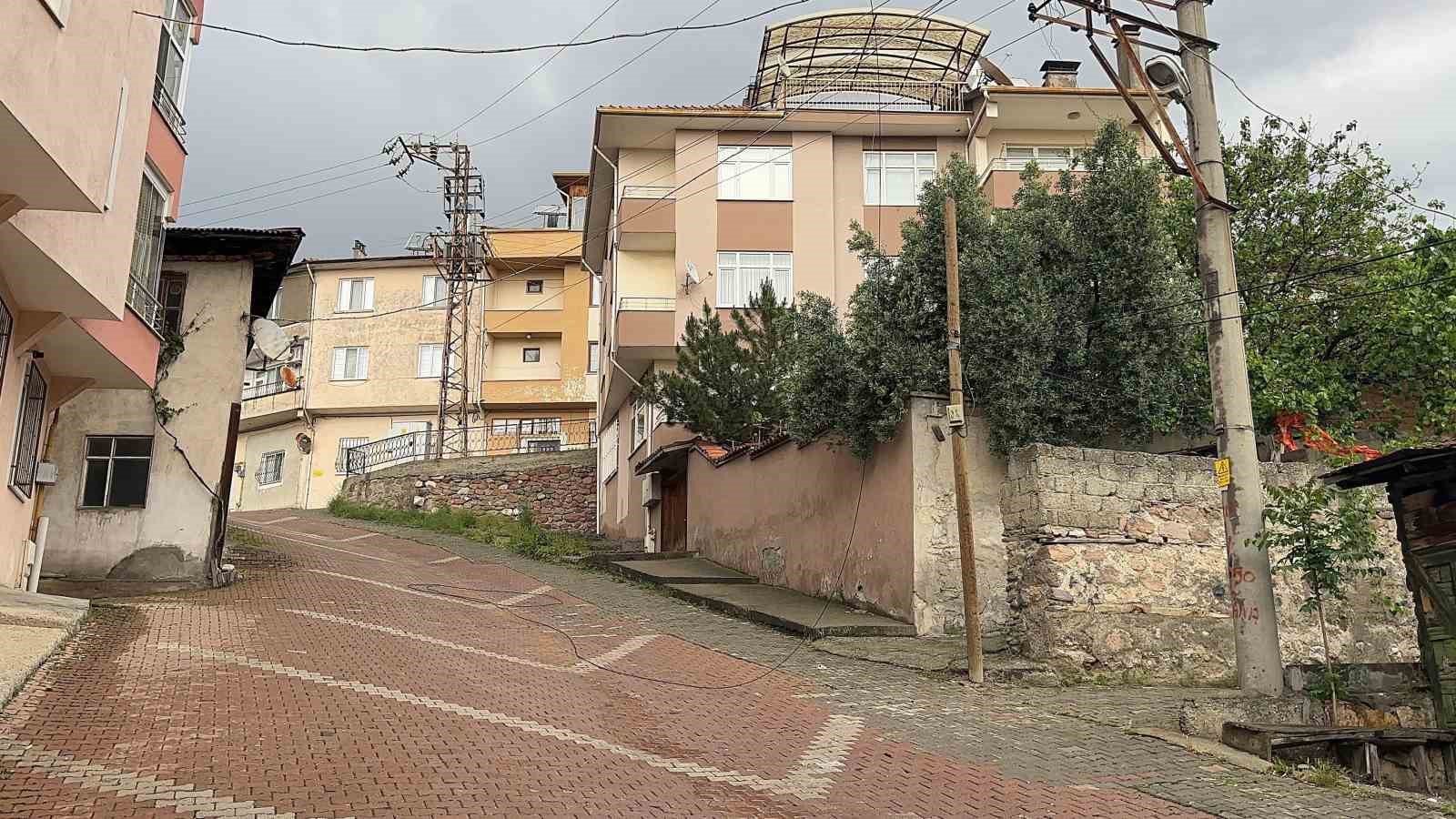 Kastamonu’da fırtına, elektrik tellerini kopardı, binanın çatısını uçurdu