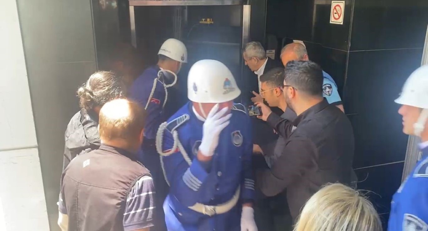 İlhan Şeşen’in cenazesi asansörde mahsur kaldı