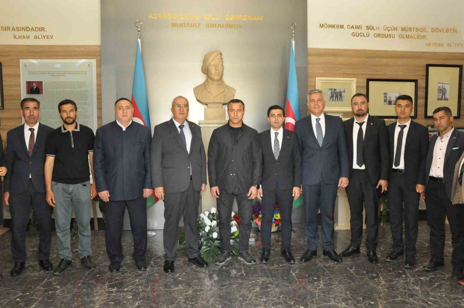 Azerbaycan’da ziyaretlerde bulunan Çameli protokolü Milli Kahramanı unutmadı