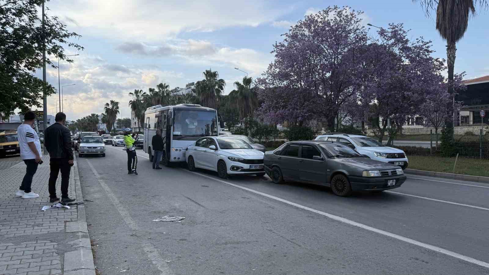 Antalya’da zincirleme kaza: 2’si çocuk 3 kişi yaralandı