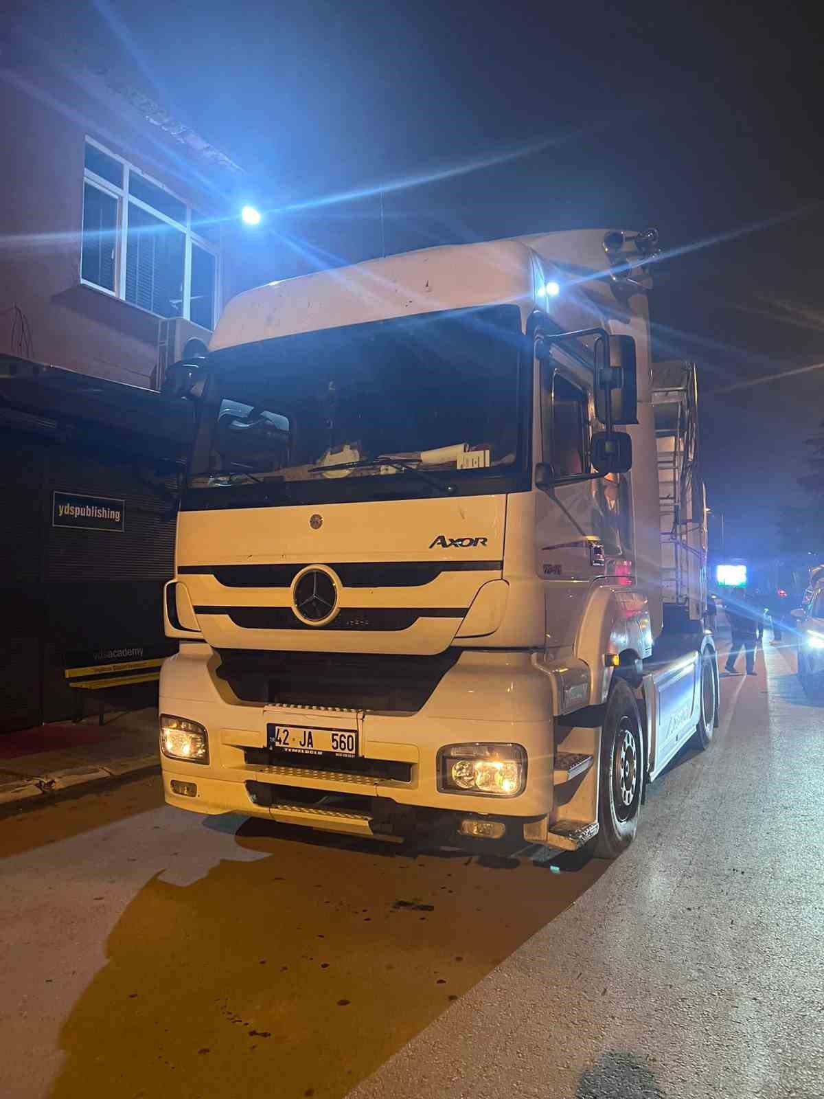 Ters yönden giden alkollü tır şoförü trafiği birbirine kattı