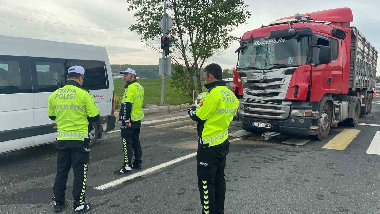 Tır ile kamyonet çarpıştı: 1 yaralı