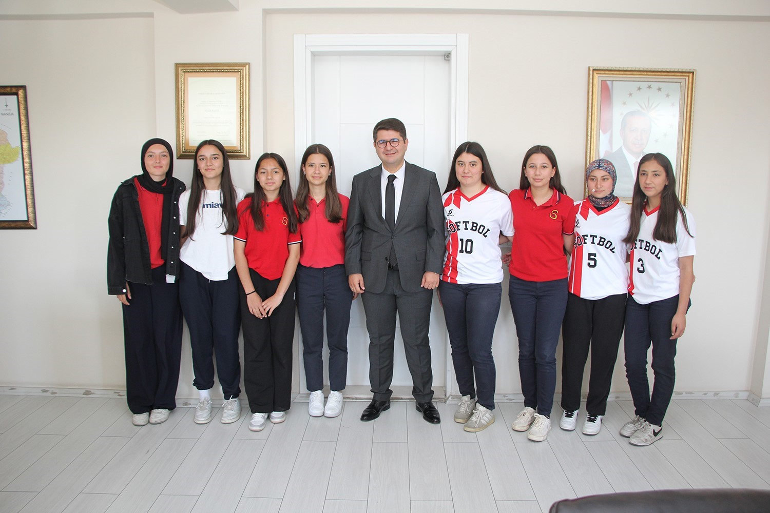 Kaymakam Özdemir sporcuları ağırladı