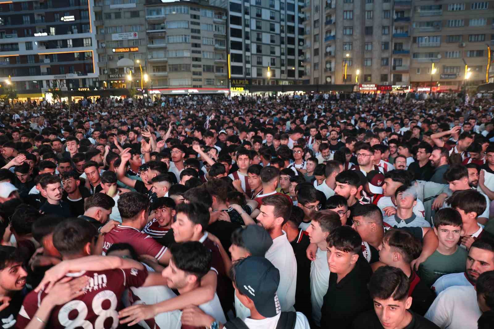 Elazığ’da nefesler tutuldu: Taraftarlar Elazığspor maçı için dev ekran başına geçti