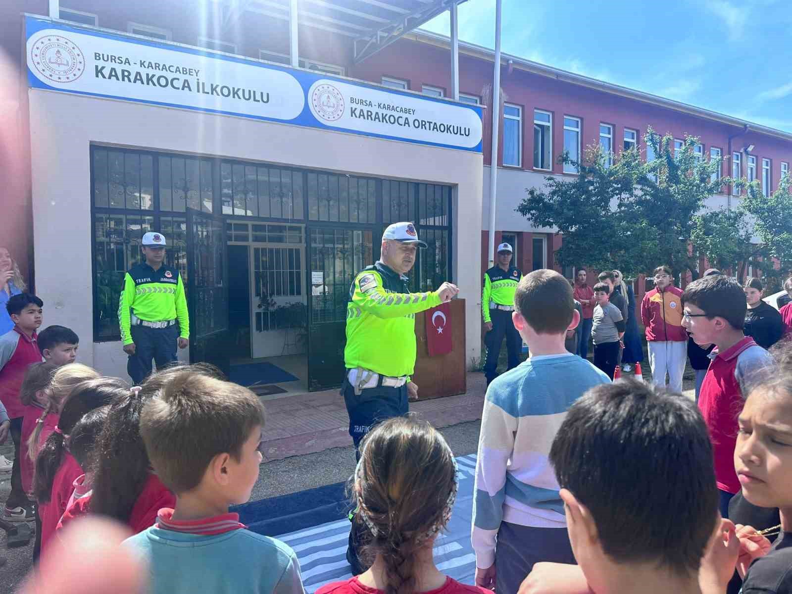 Karacabey’de Trafik Haftası kapsamında çocuklara eğitim verildi