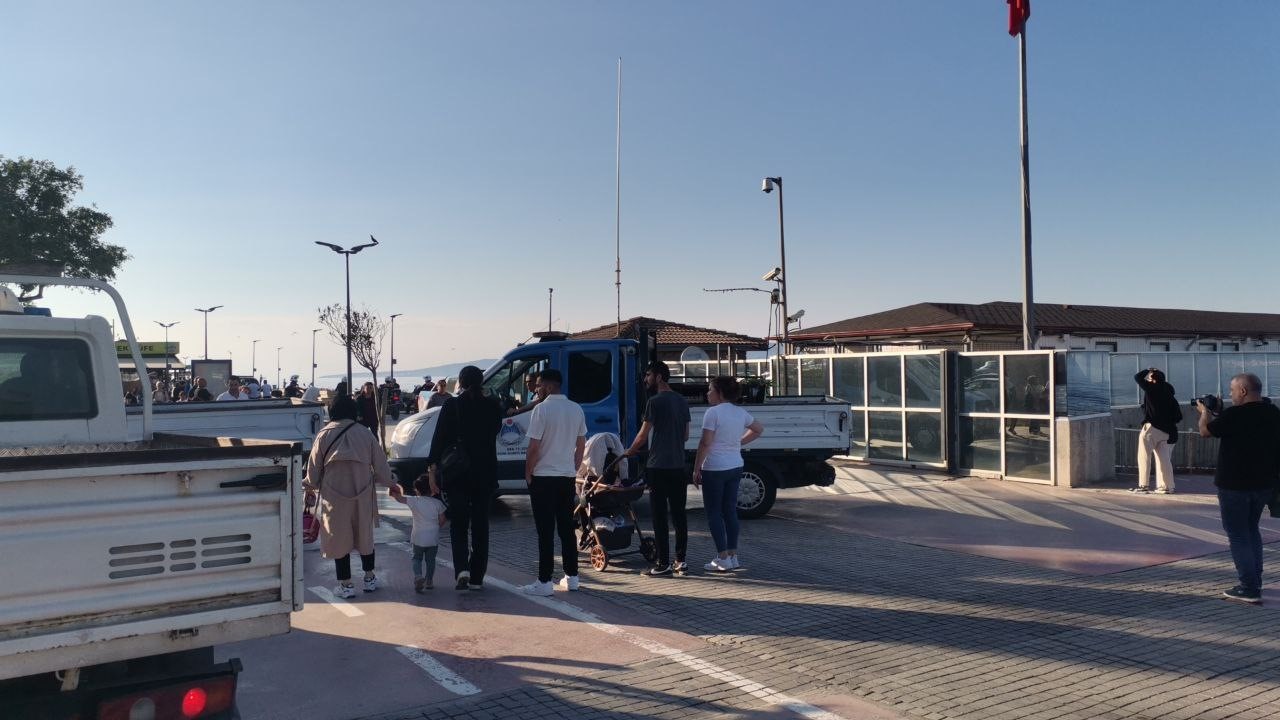 Zabıta, sahilde seyyar satıcılara geçit vermiyor