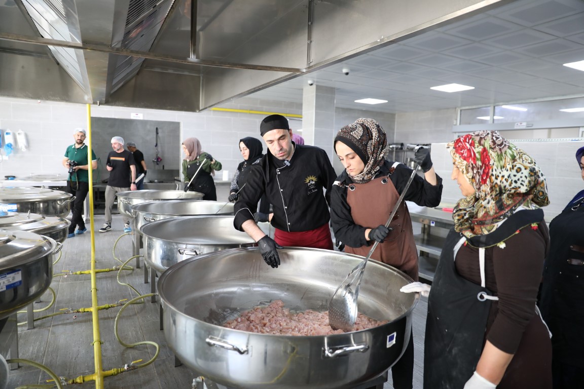 Dünya mutfağı ve yöresel yemekler kadınların elinde tat buluyor