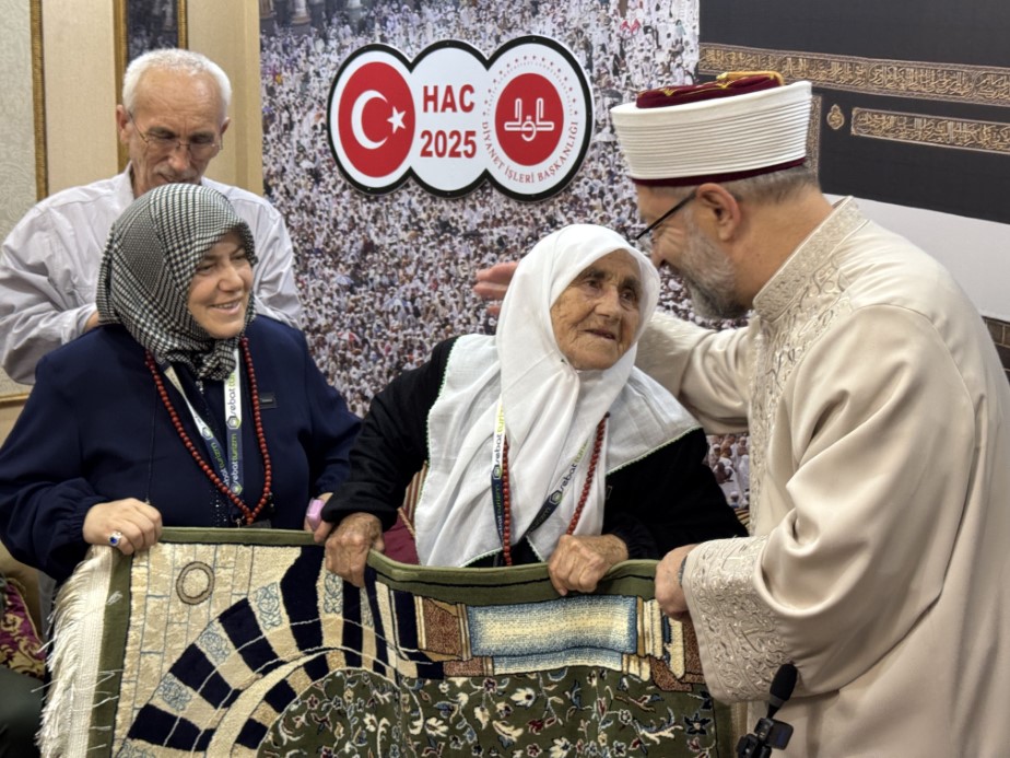 Mekke’de anlamlı buluşma