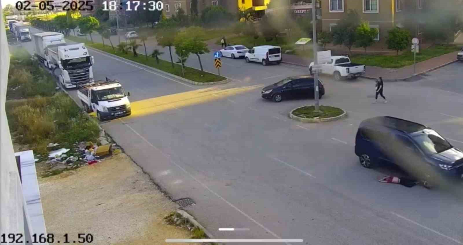 Yola fırlayan çocuğa ticari araç çarptı: Feci kaza kamerada