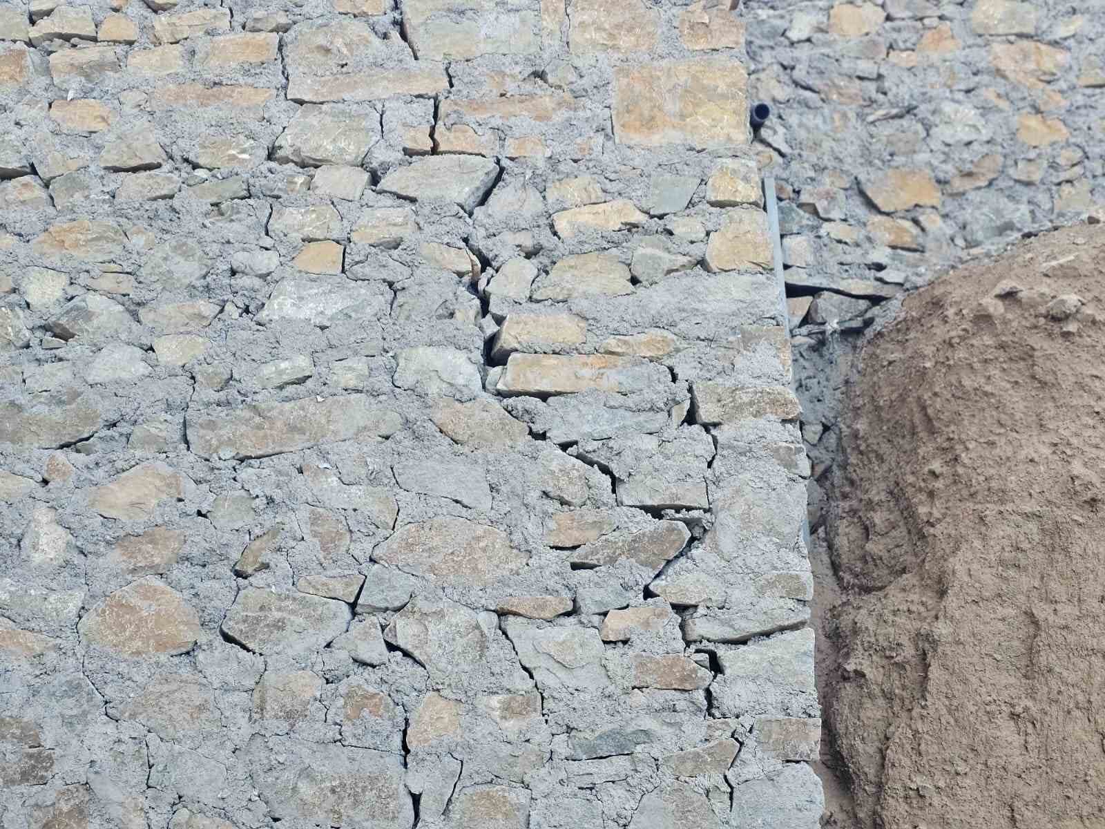 İspir’de bir yıl önce yapılan duvardaki çatlamalar vatandaşları tedirgin ediyor