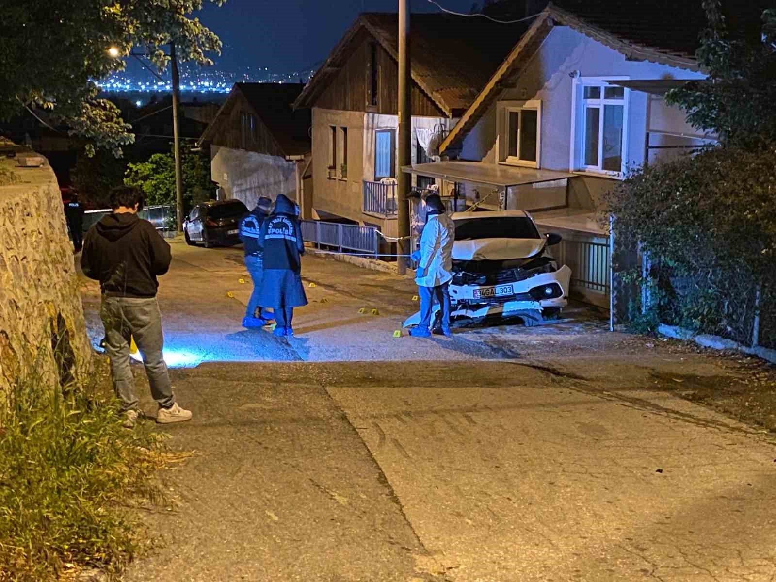 Kurşun yağmuruna tutulan otomobil kaza yaptı: 1 ağır yaralı
