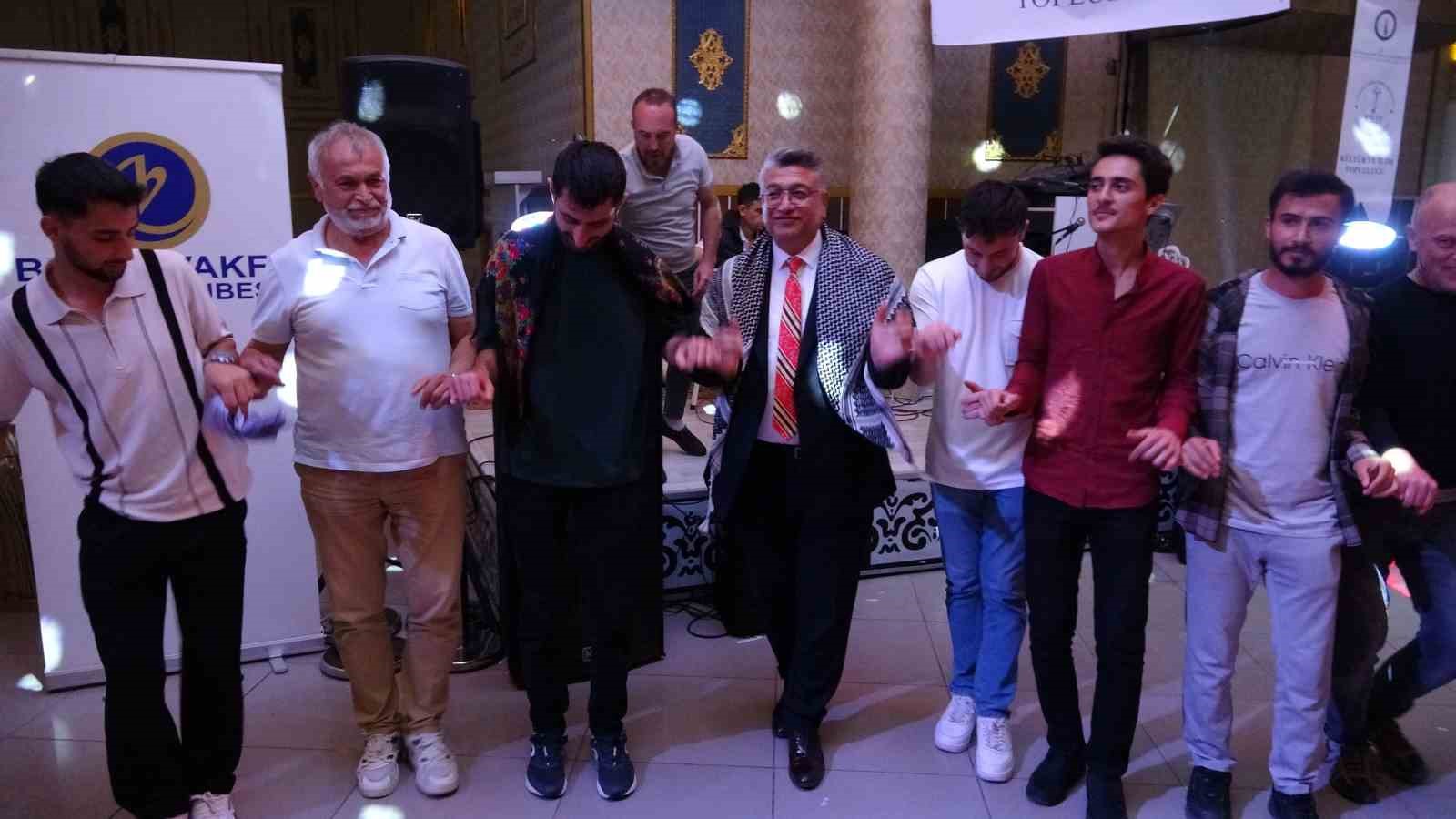 DPÜ Rektörü, öğrencilerle çiğ köfte yoğurdu, halay çekti