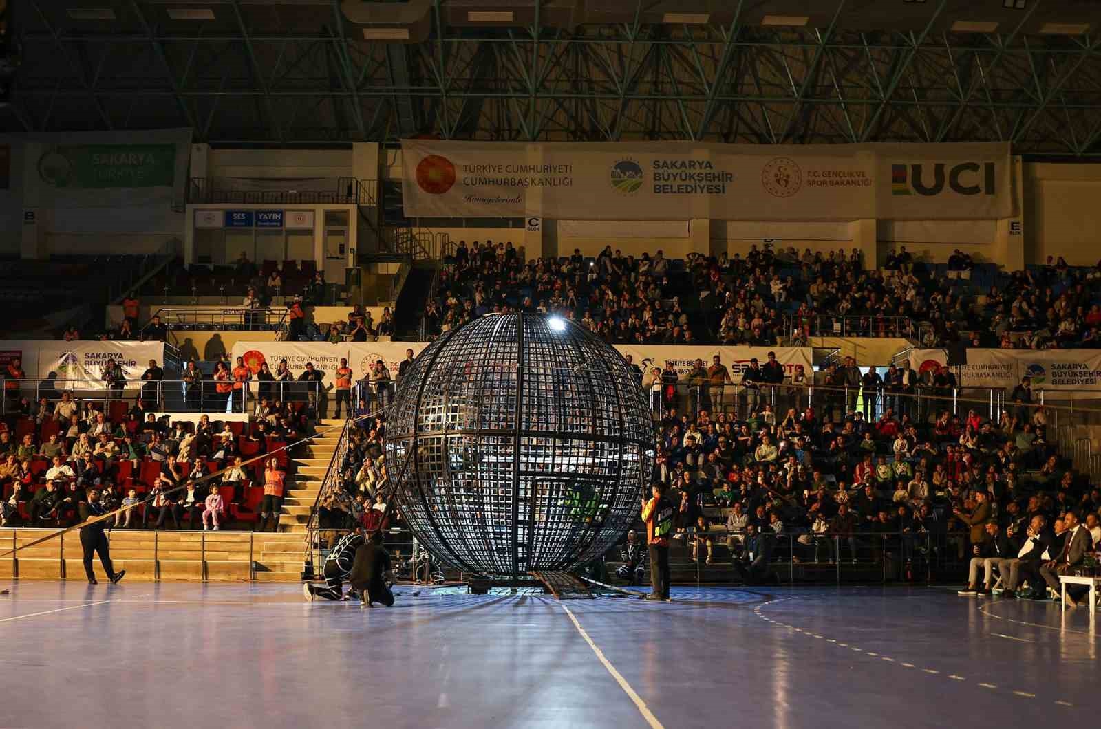 UCI Dağ Bisikleti Eliminatör Dünya Şampiyonası seremonisinde şovlar ve gösteriler adeta nefes kesti
