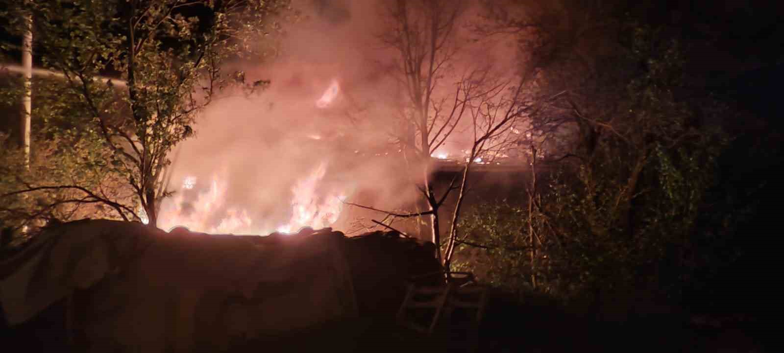 Bolu’da yatsı namazına giden adamın evi alev alev yandı