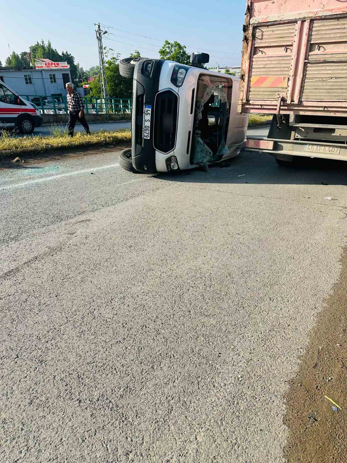 Kahramanmaraş’ta işçi servisi ile otomobil çarpıştı: 12 yaralı