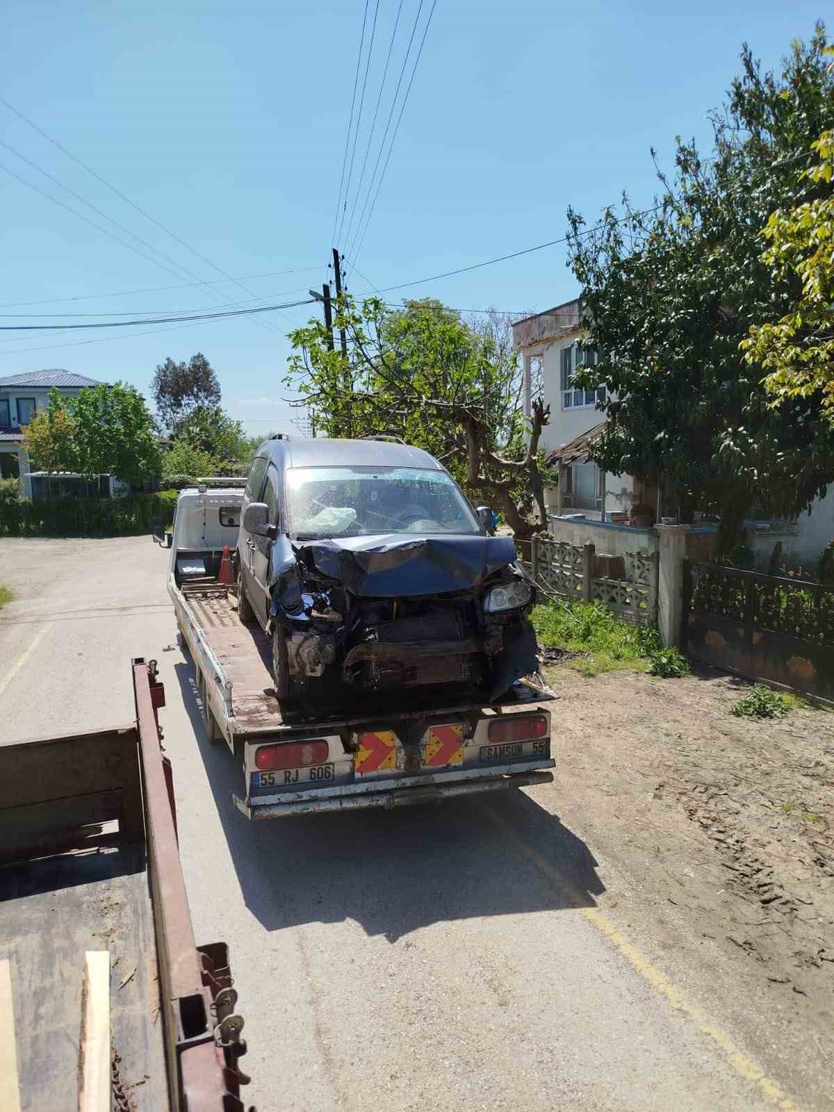 Hafif ticari araç jandarma aracına çarptı: 1 ölü