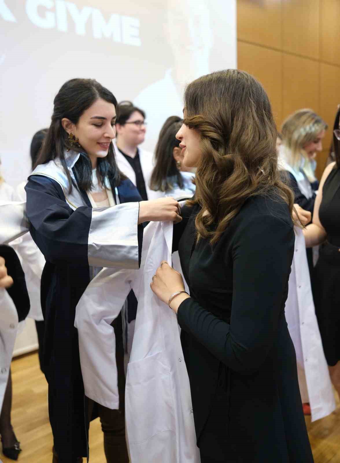 Mudanya Üniversitesi’nde öğrenciler beyaz önlükleriyle mesleğe ilk adımını attı