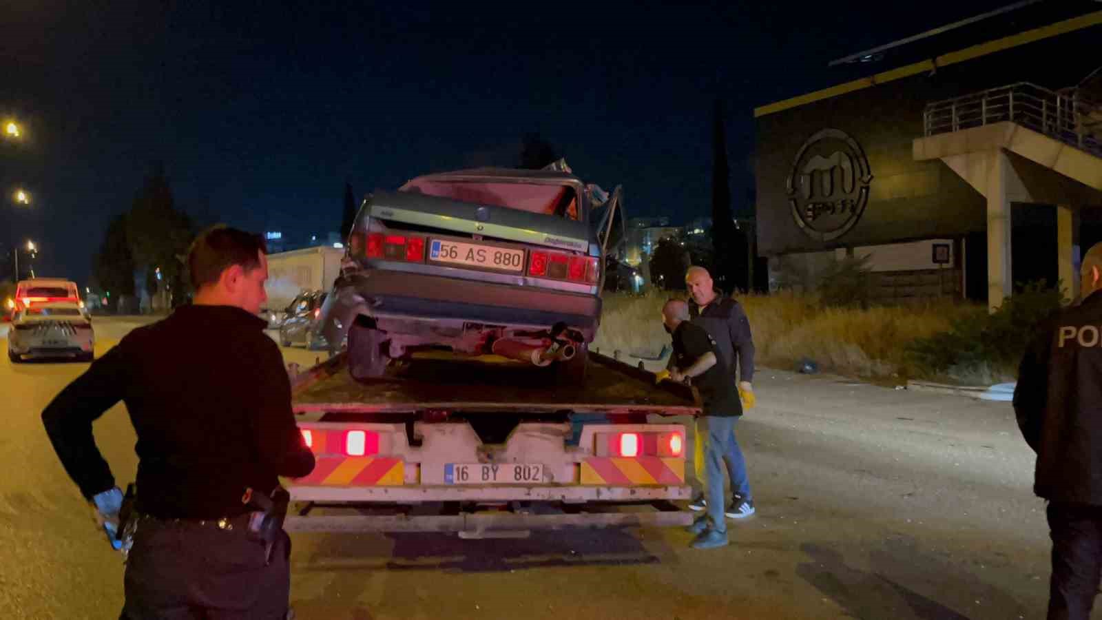 Kontrolden çıkan otomobil önce tıra sonra bariyerlere çarptı: 1 ağır yaralı