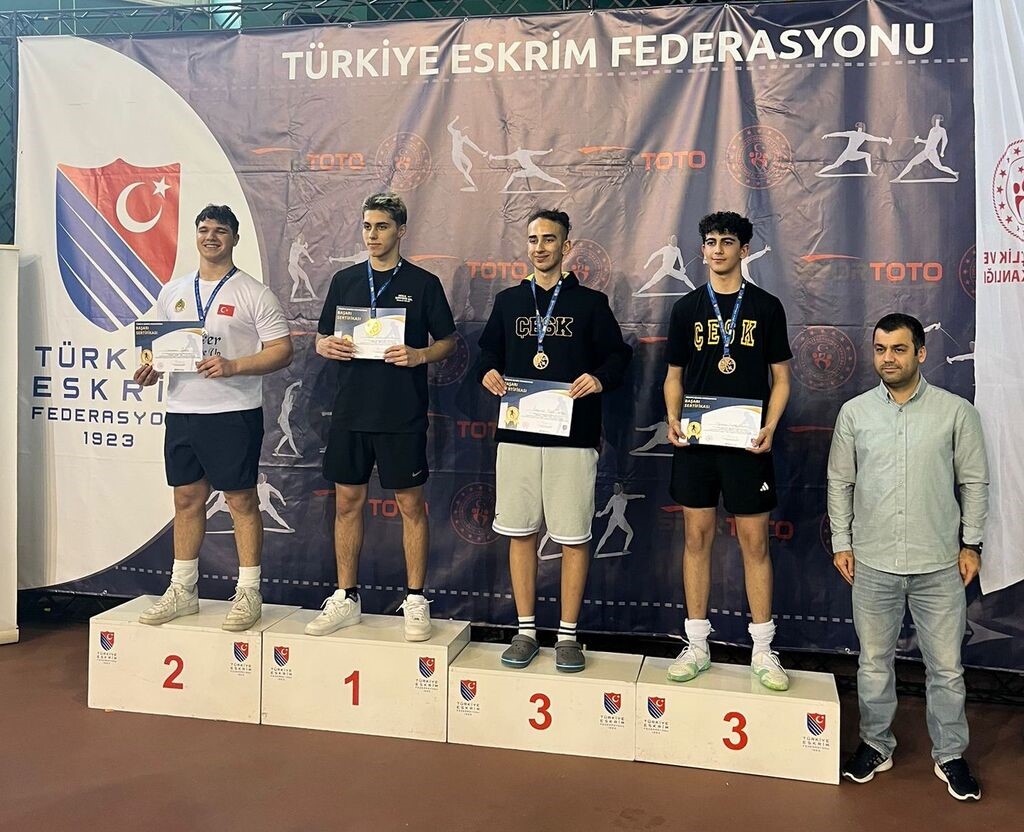 Alanyasporlu eskrim sporcuları şehre madalya ile döndü