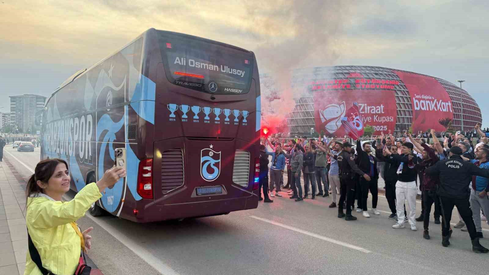 Galatasaray ve Trabzonspor kafileleri Gaziantep Stadyumu’nda