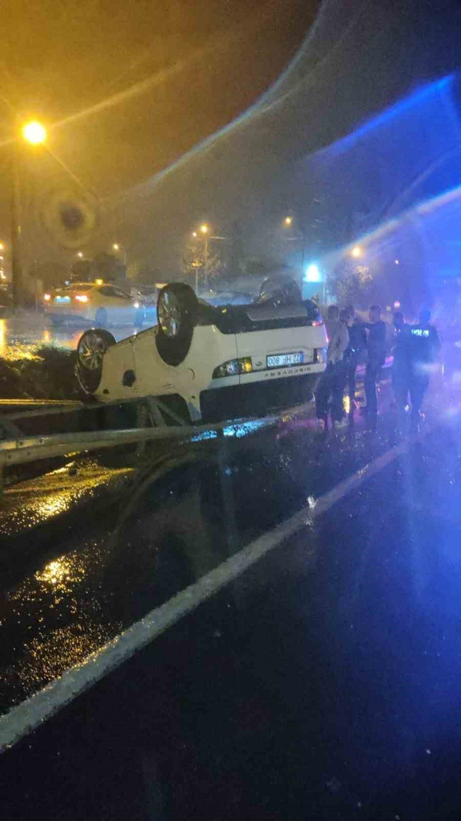 Keşan’da virajı alamayarak bariyerlere çarpan otomobildeki 3 kişi yaralandı