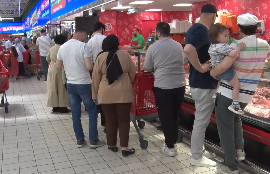 Bayram öncesi büyük indirim yapılan markete vatandaşlar akın etti