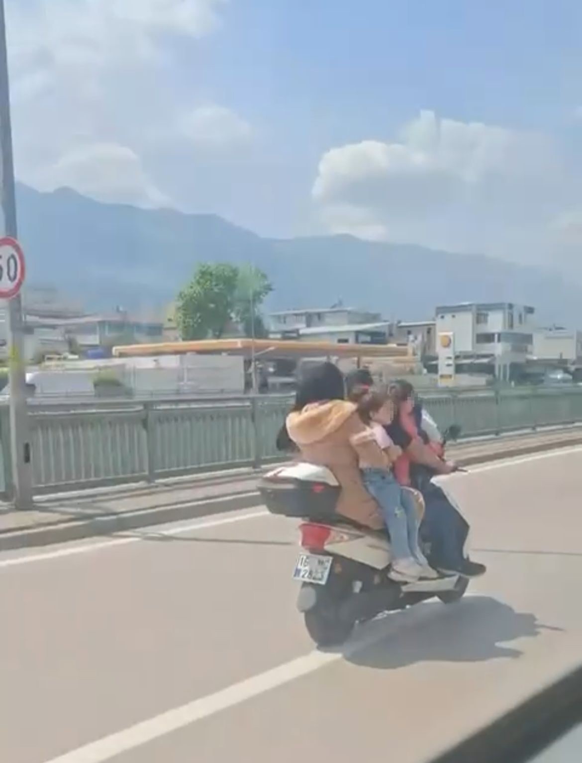 Bursa’da motosiklete 5 kişi binen aile yürekleri ağza getirdi