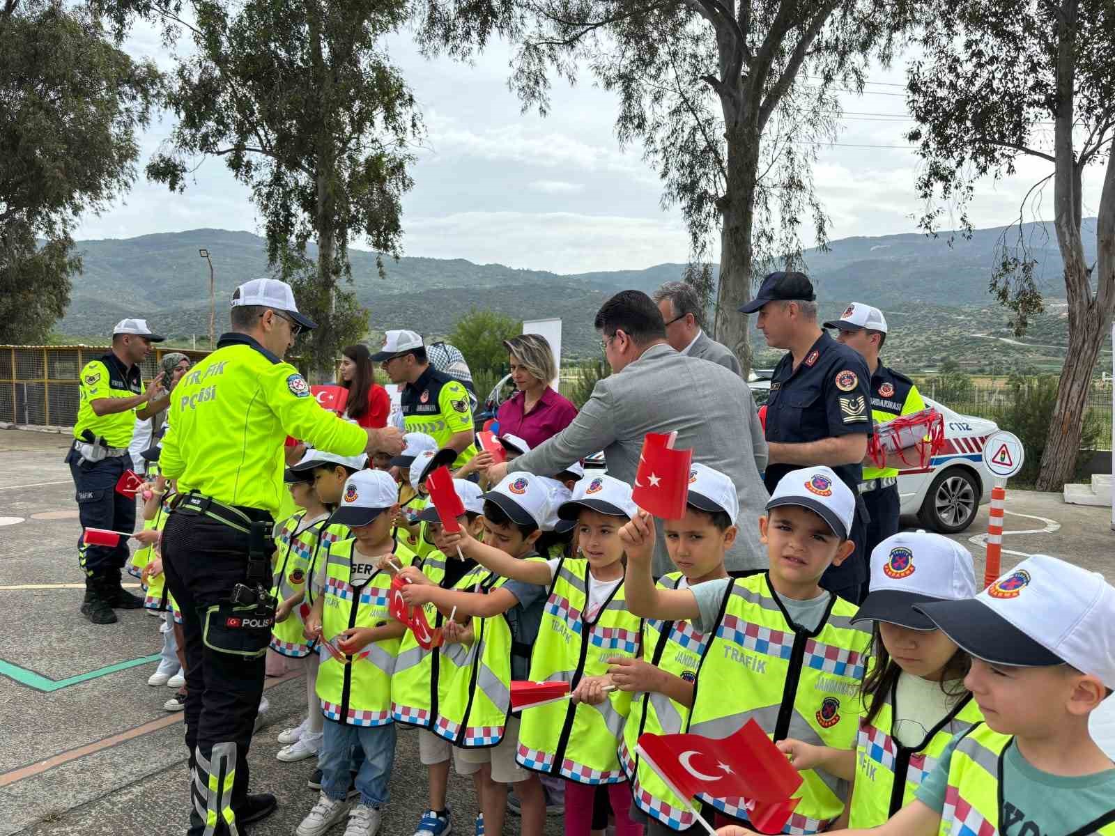 Çine’de Anaokulu öğrencilerine trafik eğitimi verildi