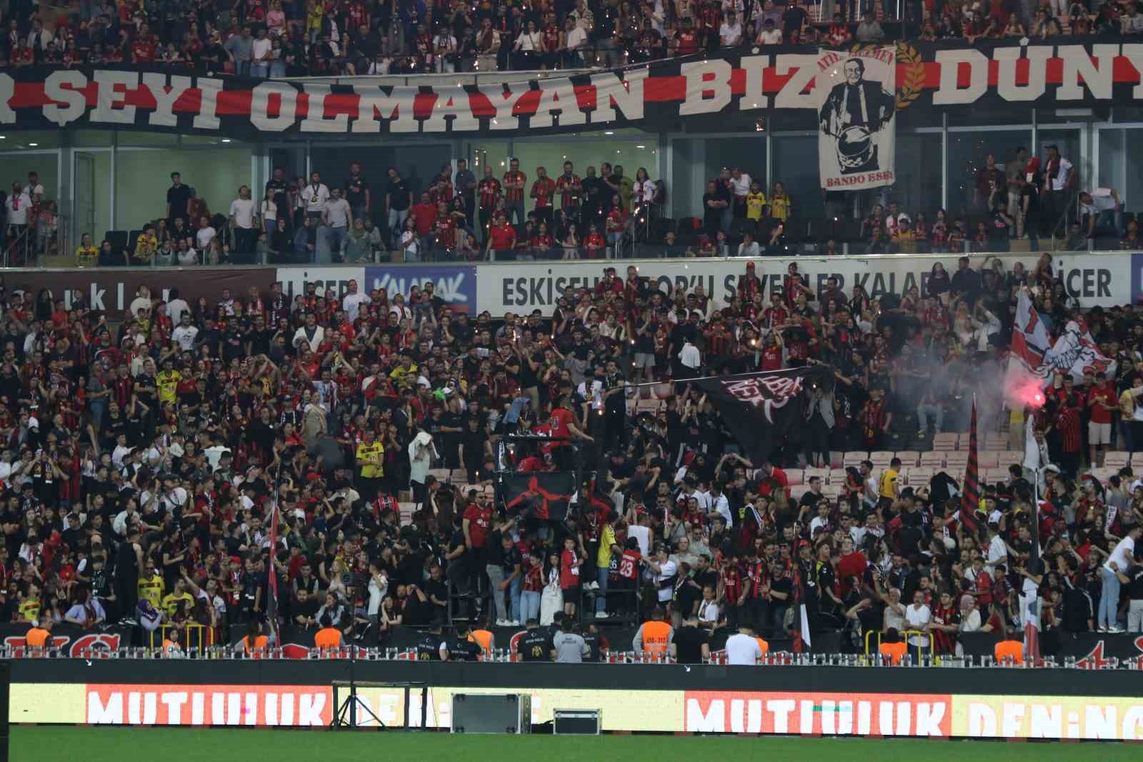 ’Şampiyonluk Gecesi’ kutlamalarında taraftar kıvılcımlar içinde kaldı