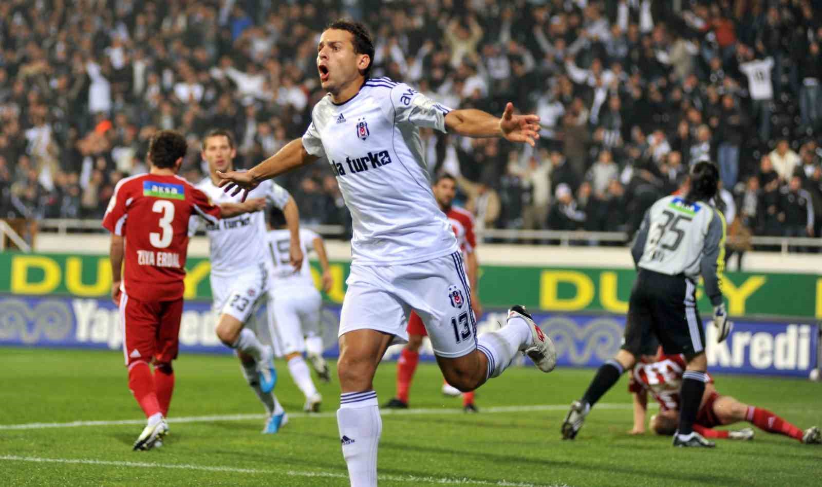 Beşiktaş’ın eski golcüsü Bobo’dan, Fenerbahçe derbisi yorumu
