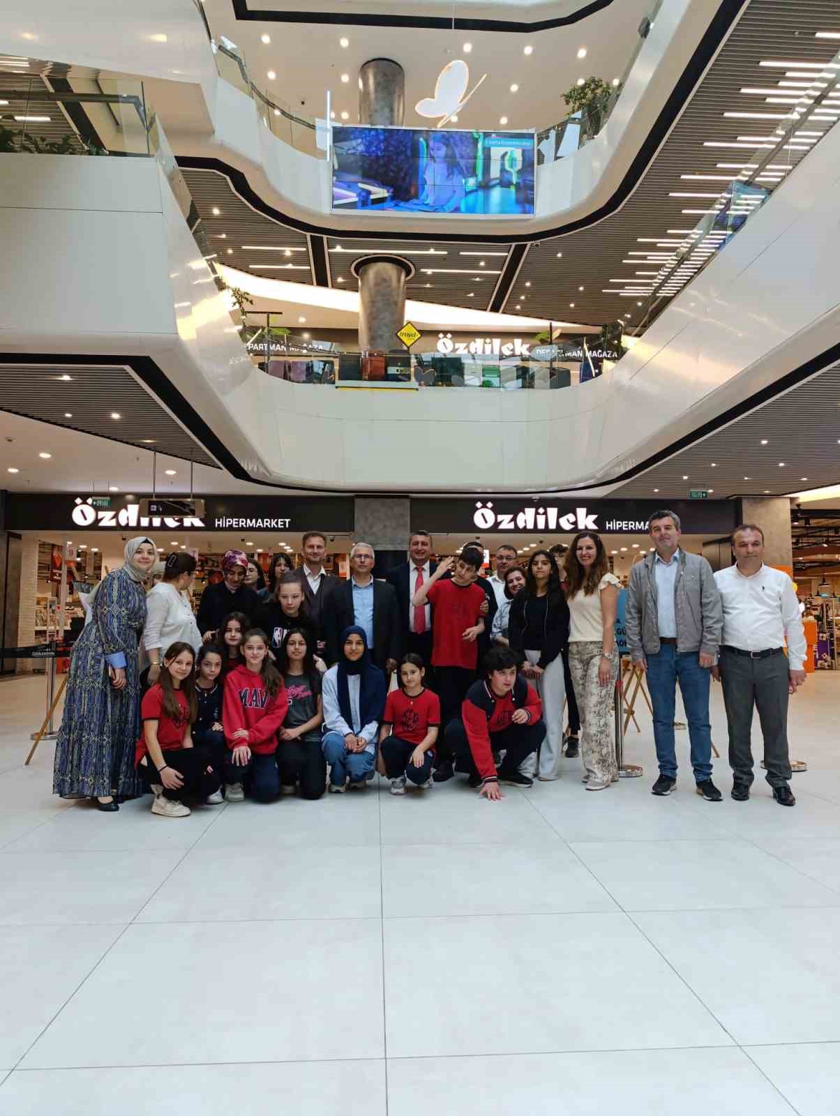 Ortaokul öğrencilerinden görsel sanatlar sergisi