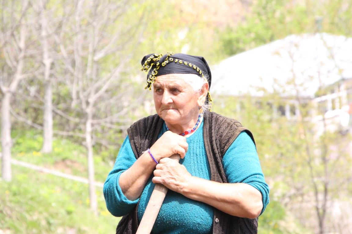 Karadeniz kadınının zorlu mesaisi başladı