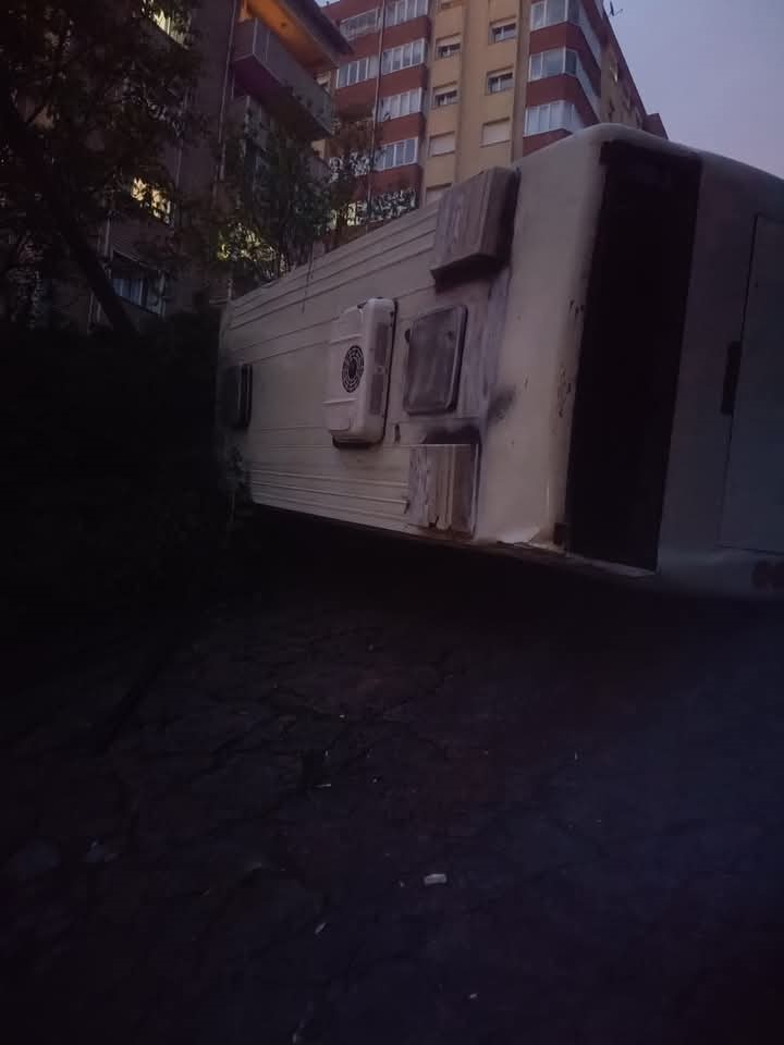 Karadeniz Ereğli’de midibüs park halindeki cipe çarptı: 2 yaralı