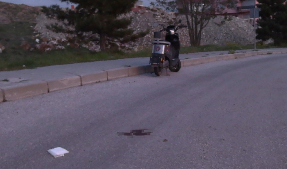 Tavşanlı’da elektrikli motosiklet devrildi: 1 yaralı
