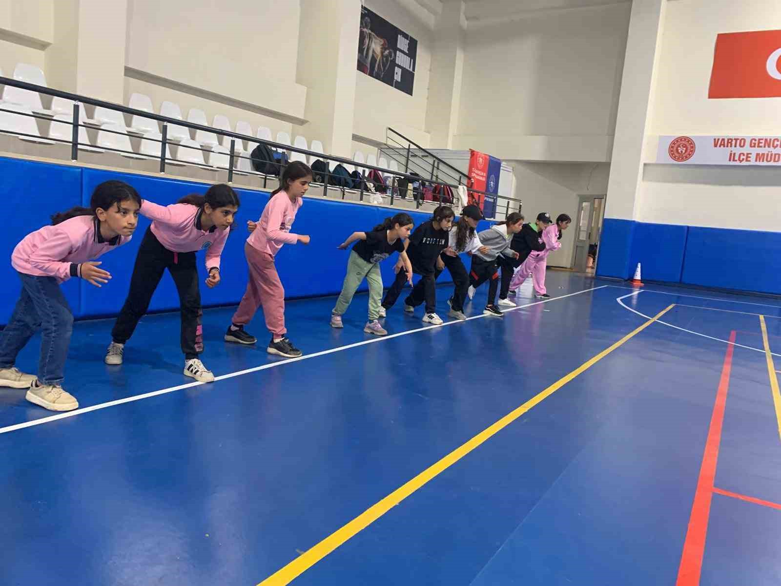Varto’da açılan atletizm kursunda geleceğin sporcuları yetişiyor