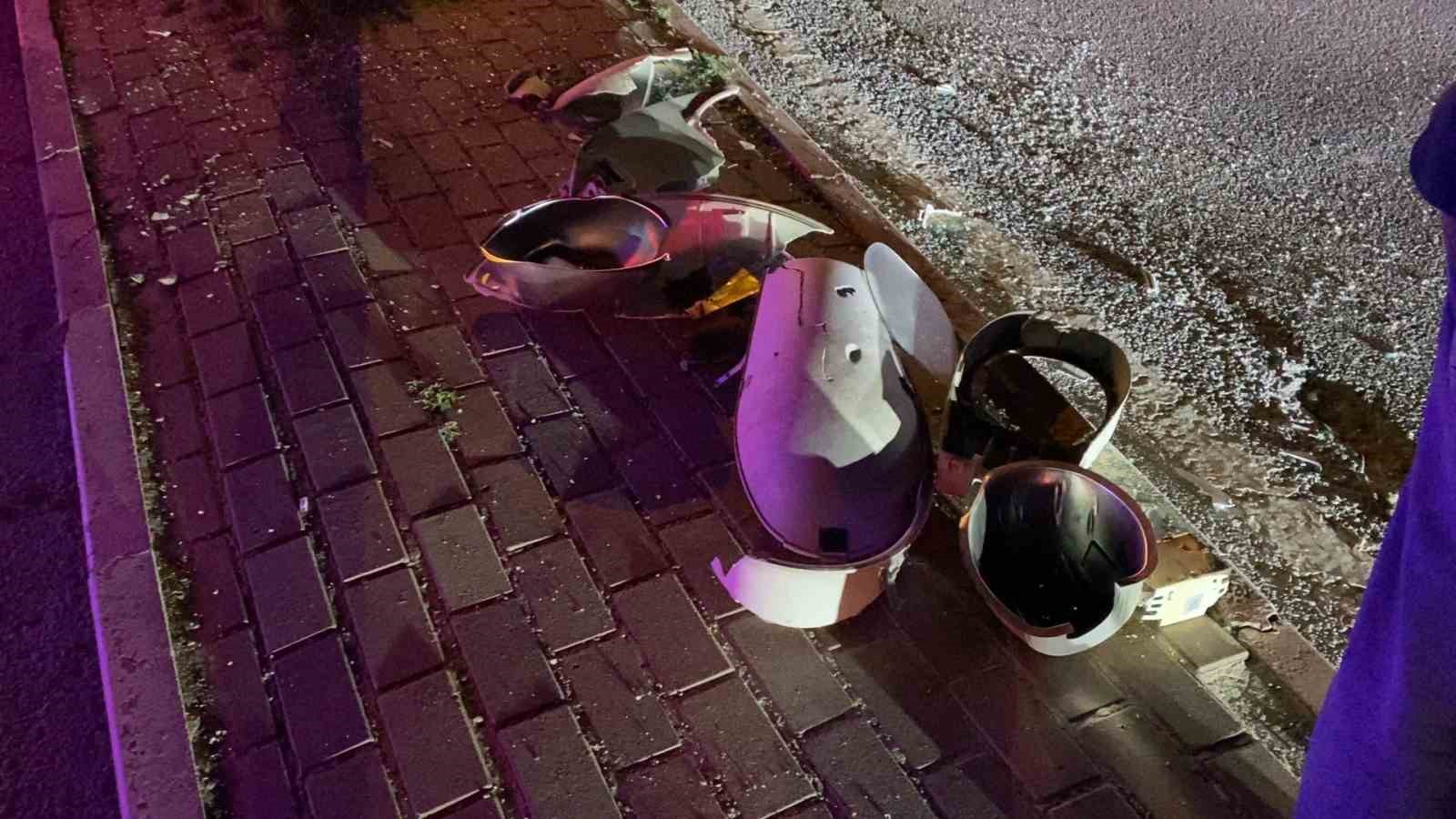 Kontrolden çıkan otomobil aydınlatma direğine çarptı: 2 yaralı